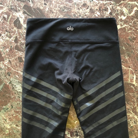 ALO YOGA Airbrush Lineal Diagonal Stripe Leggings in Black - Picture 10 of 12